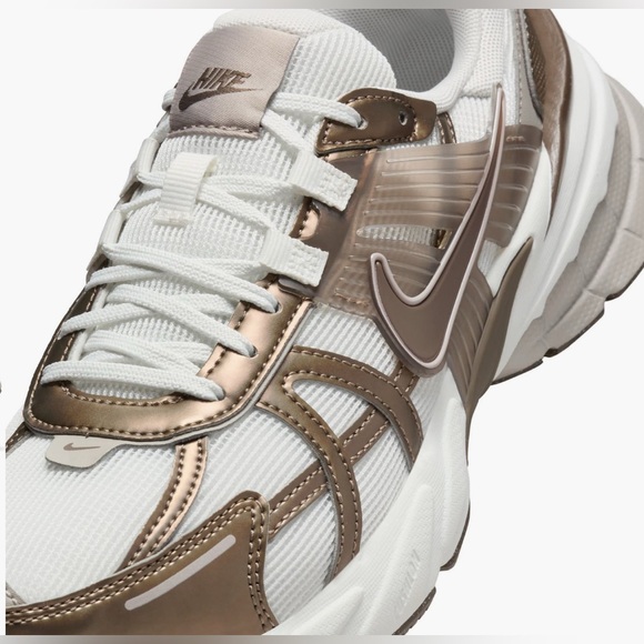 Nike V2K Run Sneaker Brown/ Ironstone/ White Mens New NIB main image 8